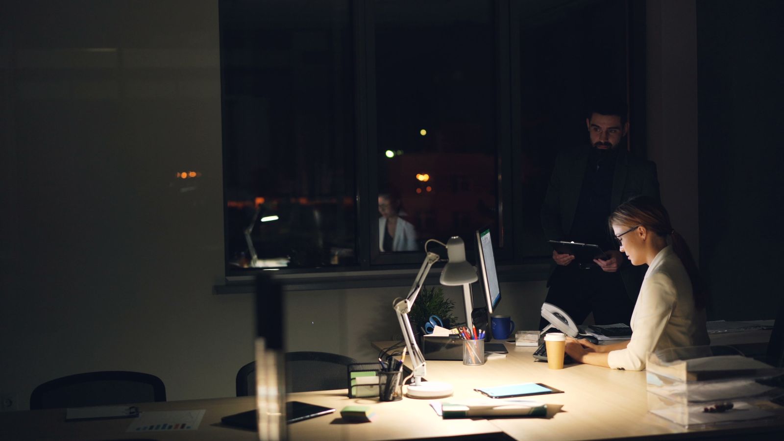 Equipe analisando indicadores à noite, com atenção aos detalhes